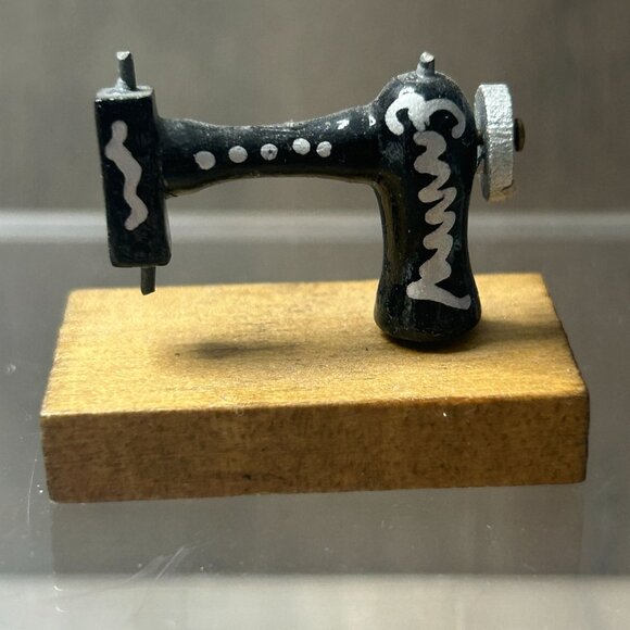 Vintage Shackman Miniature Dollhouse Sewing Machine Figurine - Picture 2 of 5